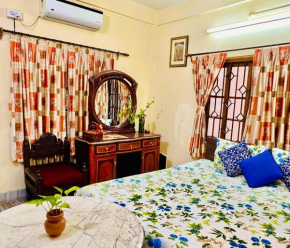 Spacious apt with Antique Furniture ,AC & Kitchen